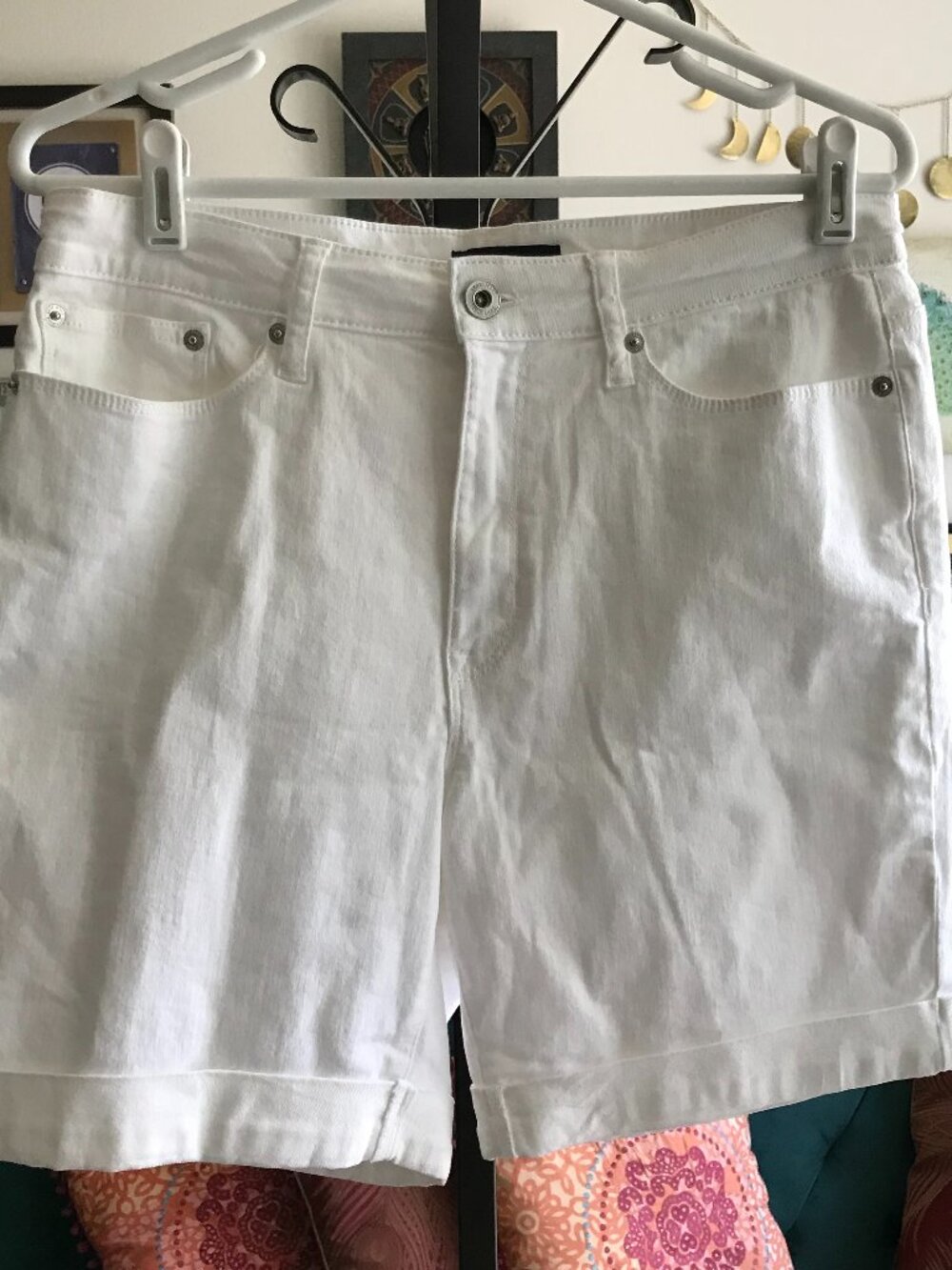DKNY JEANS size 8 White Stretch Denim Cuffed Jean Shorts Classic